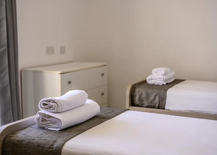 F11 3, Private Two Single Beds Shared Bathroom In Shared Flat Habitación en casa particular Msida