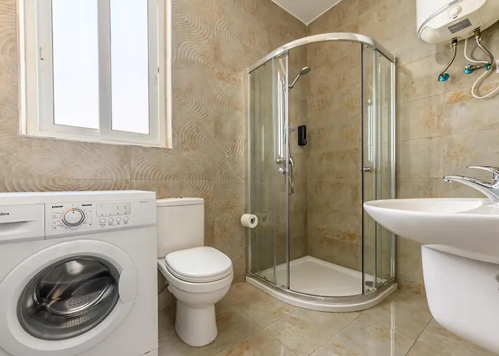 Habitación en casa particular F11 3, Private Two Single Beds Shared Bathroom In Shared Flat Msida