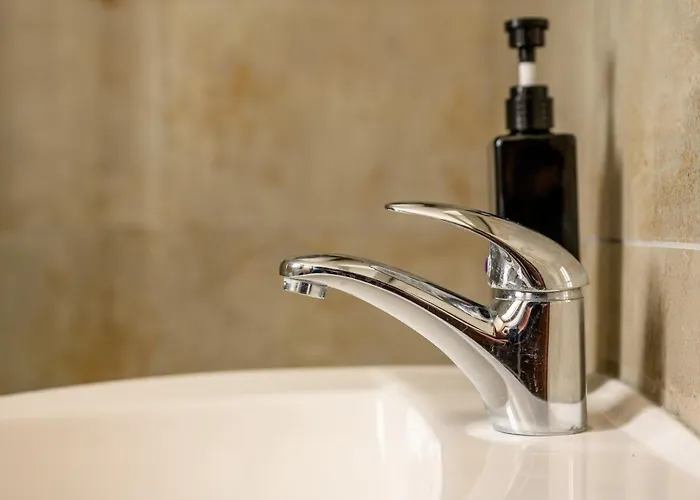 F11 3, Private Two Single Beds Shared Bathroom In Shared Flat