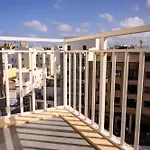 F11 3, Private Two Single Beds Shared Bathroom In Shared Flat * 姆西达