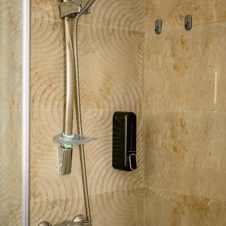 Gazde/Camere de închiriat F11 3, Private Two Single Beds Shared Bathroom In Shared Flat *