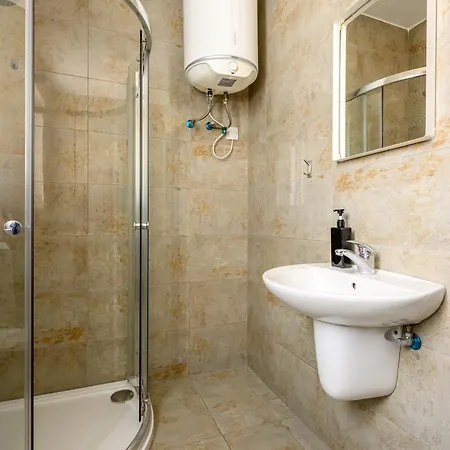 F11 3, Private Two Single Beds Shared Bathroom In Shared Flat