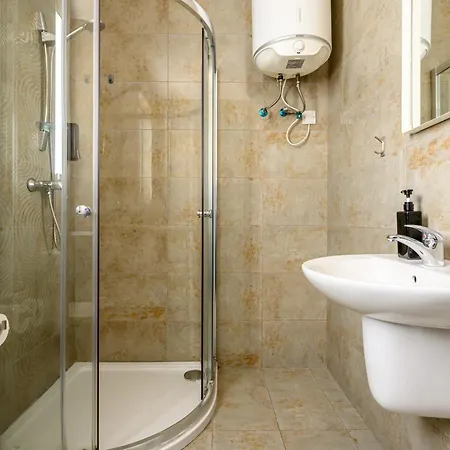 F11 3, Private Two Single Beds Shared Bathroom In Shared Flat Gazde/Camere de închiriat *
