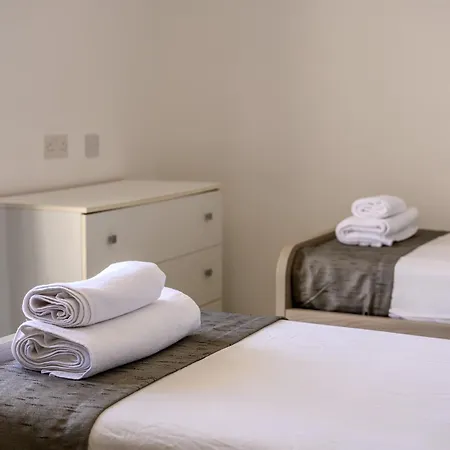 F11 3, Private Two Single Beds Shared Bathroom In Shared Flat Homestay Msida