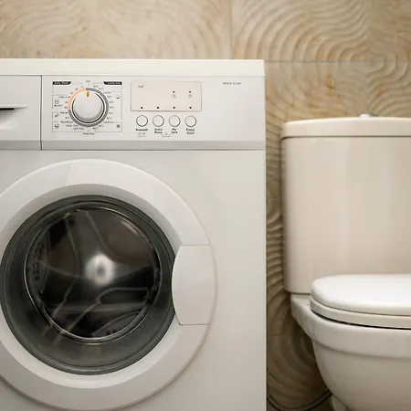F11 3, Private Two Single Beds Shared Bathroom In Shared Flat *
