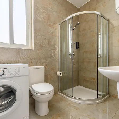 Gazde/Camere de închiriat F11 3, Private Two Single Beds Shared Bathroom In Shared Flat Msida