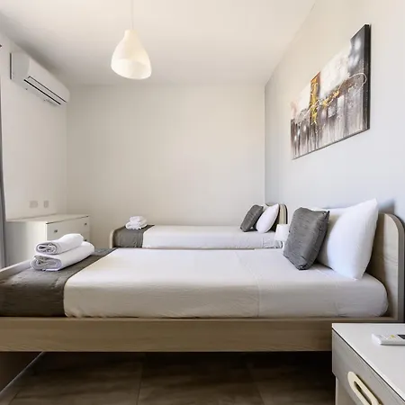 F11 3, Private Two Single Beds Shared Bathroom In Shared Flat *