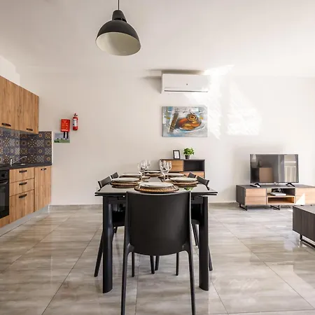 F11 3, Private Two Single Beds Shared Bathroom In Shared Flat * Msida