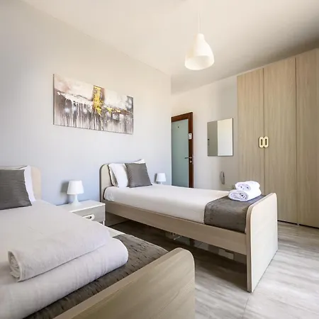 Homestay F11 3, Private Two Single Beds Shared Bathroom In Shared Flat