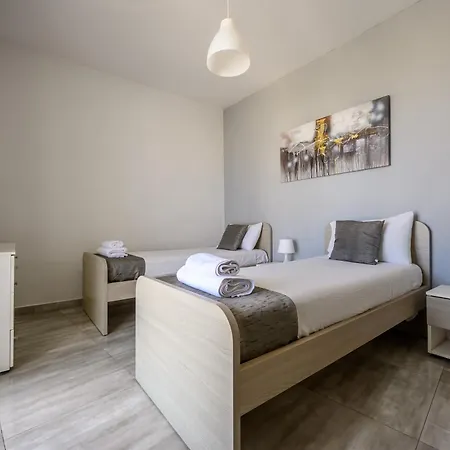 Проживание в семье F11 3, Private Two Single Beds Shared Bathroom In Shared Flat Мсида