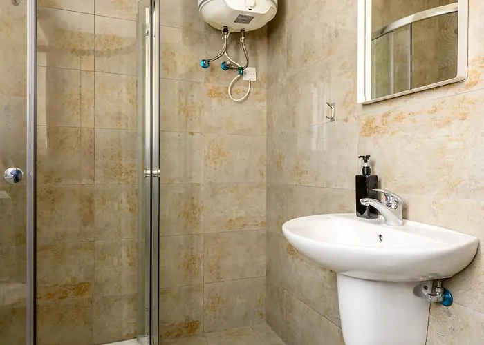 F11 3, Private Two Single Beds Shared Bathroom In Shared Flat