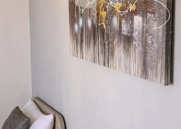 F11 3, Private Two Single Beds Shared Bathroom In Shared Flat מסידה