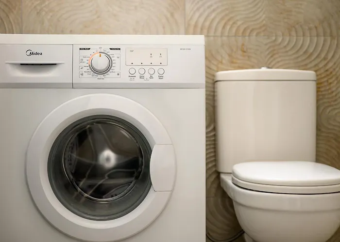 F11 3, Private Two Single Beds Shared Bathroom In Shared Flat *