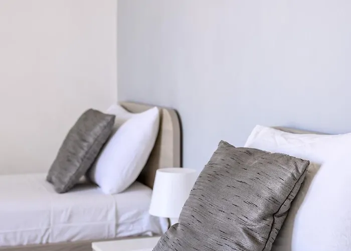 F11 3, Private Two Single Beds Shared Bathroom In Shared Flat מסידה